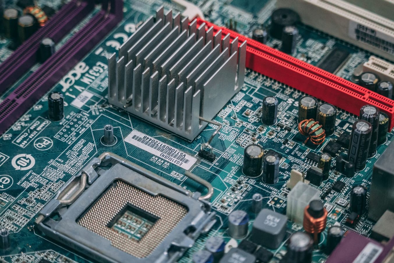 Componentes de computador dispostos sobre bancada de reparo