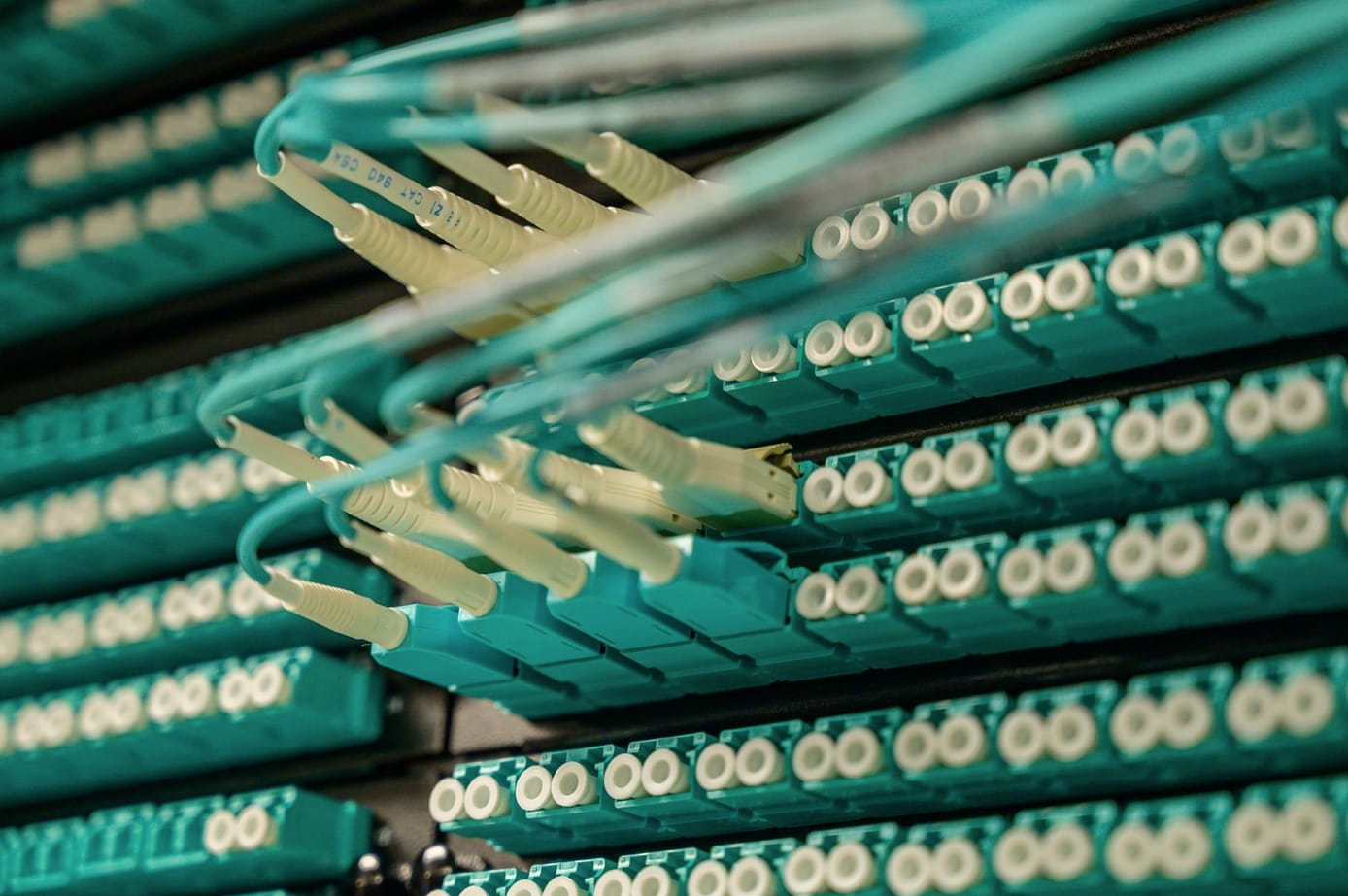 Rack de servidores com cabos de rede organizados